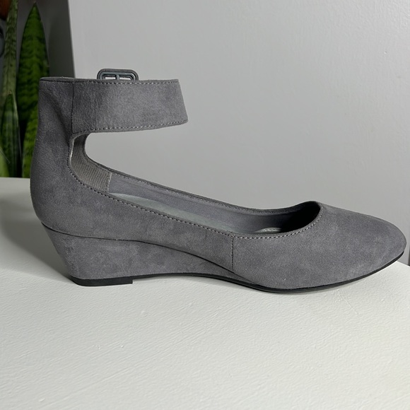Dexflex Comfort Gray Suede Casual/Work Shoe - Picture 2 of 8